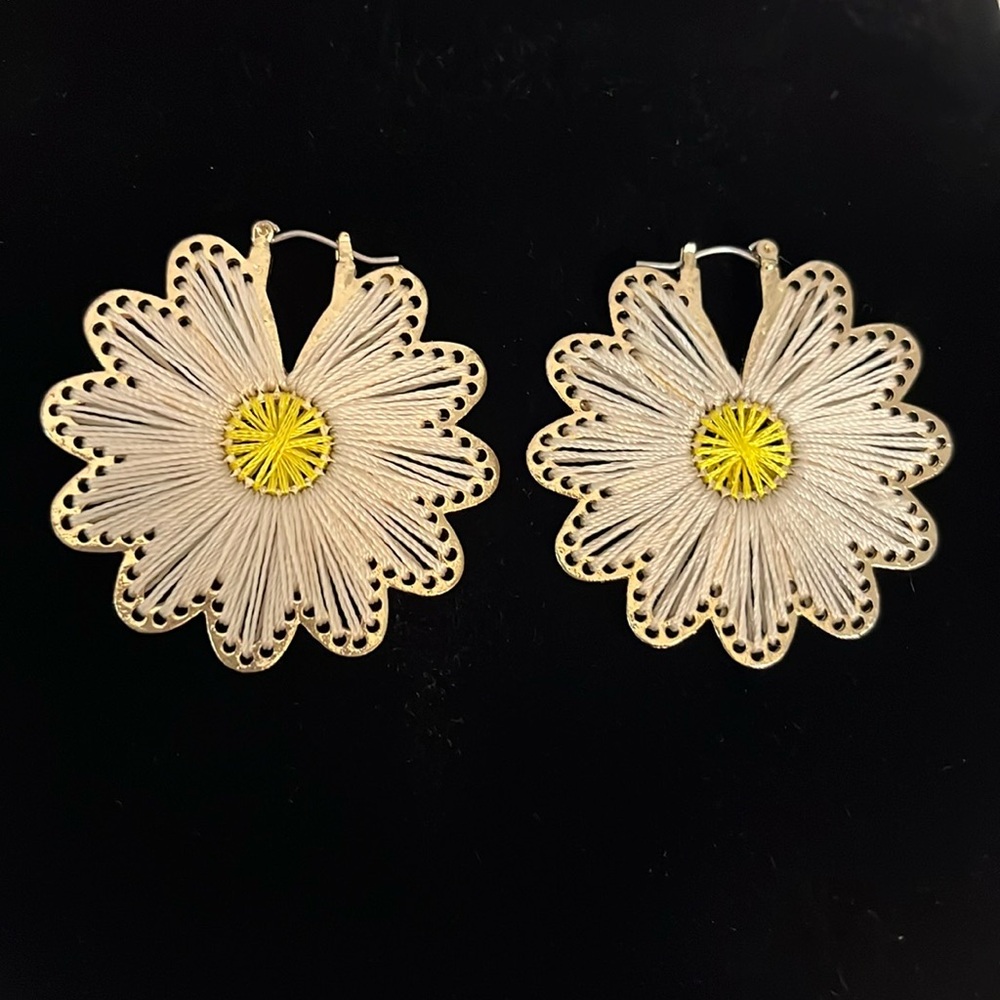 Dangling earrings floral daisy shape white yellow retro boho hippo 70’s 80’s Y2K - Picture 2 of 11
